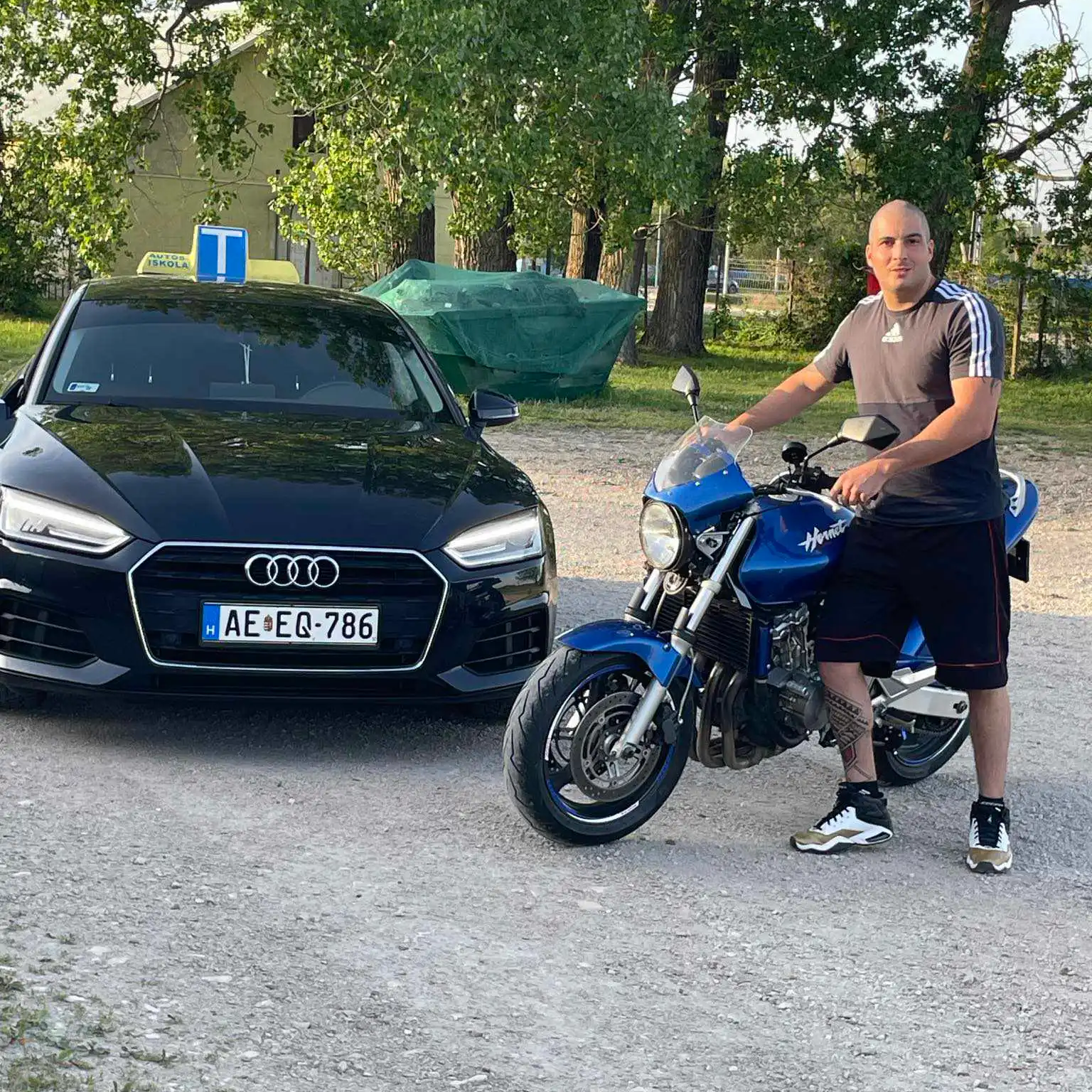 Réfi Ferenc autós és motoros oktató az oktató motorjával.
