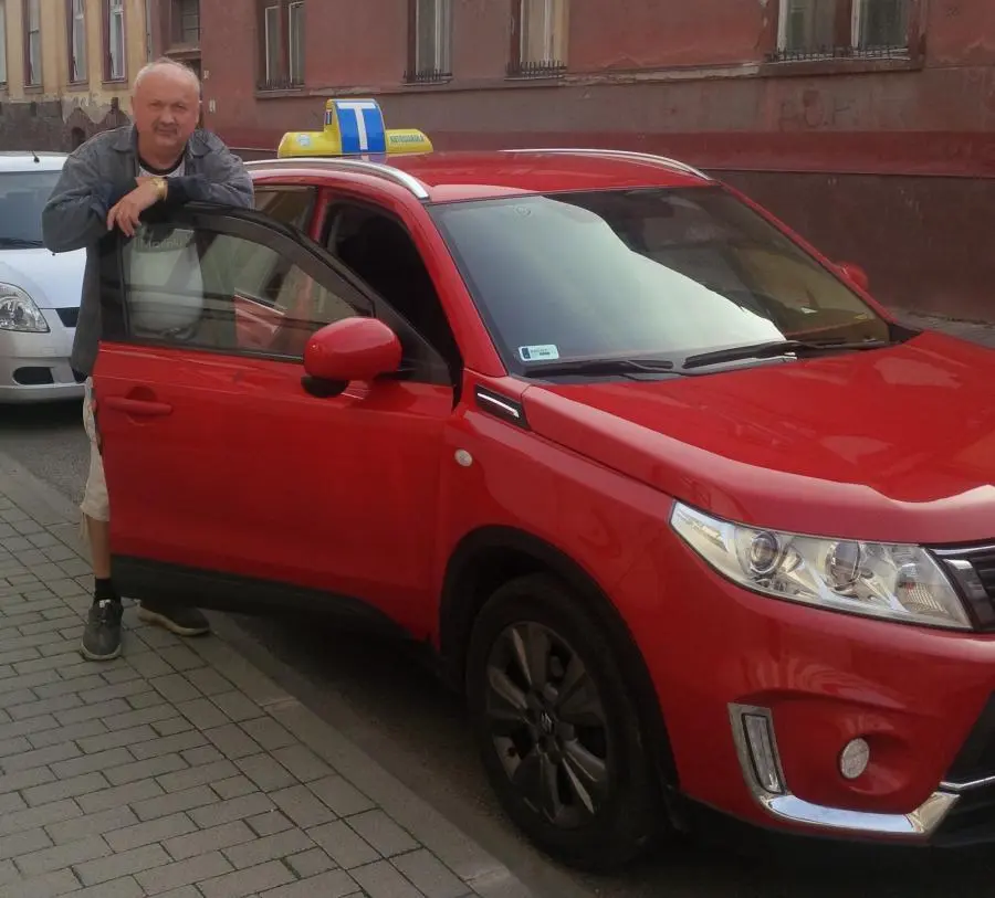 Sztupovszky Ottó, autós oktató az oktató autójával.